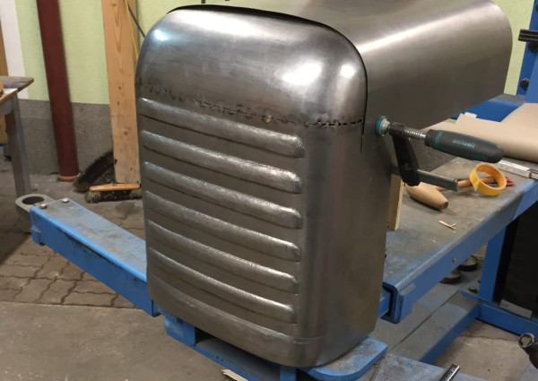 Handgefertigte Traktorhaube