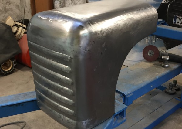 Handgefertigte Traktorhaube